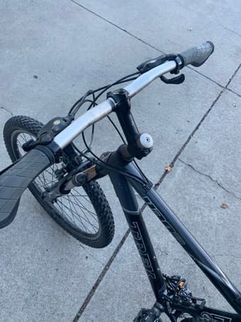 TREK 4300 Mountain Bike 1