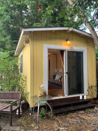 Modern studio near Stanford 1