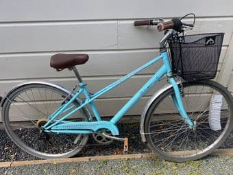 Schwinn women bike .28" wheels. Includes basket 1