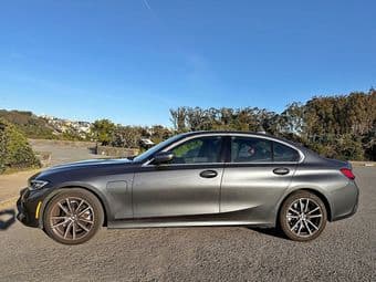 Looking for a car? Selling a 2021 BMW 3 series 330xe! 1