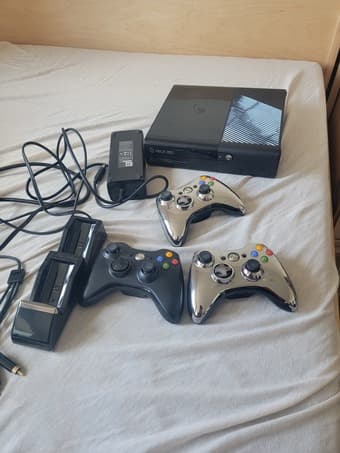 Xbox 360 console with rechargable controllers 1