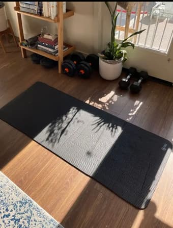 Black yoga mat 1