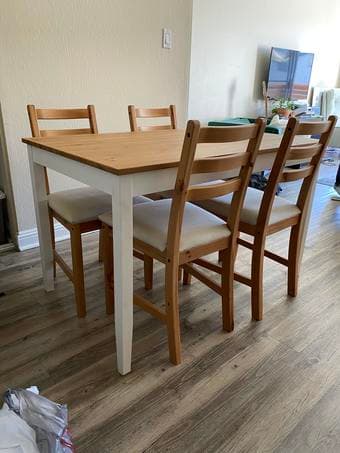 Elegant dinner table with 4 cousioned chairs (like new) 1