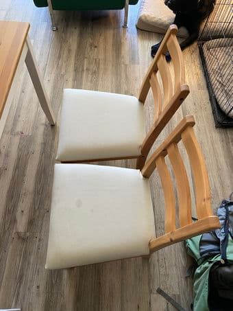 Elegant dinner table with 4 cousioned chairs (like new) 2