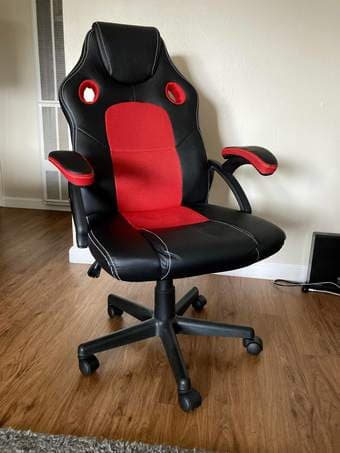 Move out giveaway. chair, rug, mirror and bathroom drawer. FREE! 2