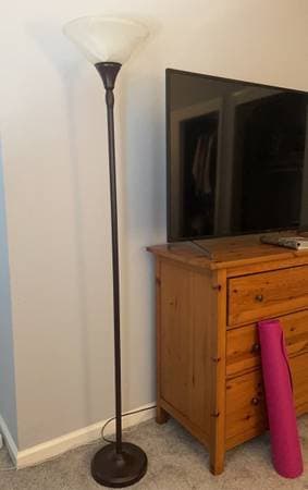 Black metal floor lamp (LIKE NEW) 1