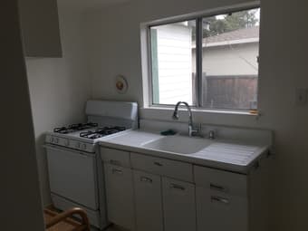 Looking for a short-term (up to 2 months) tenant for a 1b/1b apt locat 2