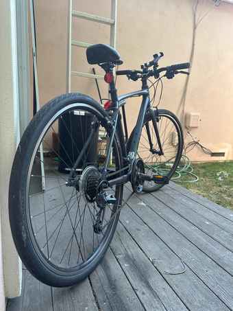 Bicycle Giant hybrid in good condition with lock, lights, helmet, etc. 1