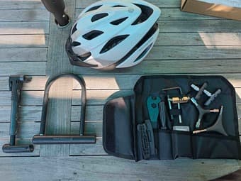Trek mountain bike + helmet, locks and accessories 2