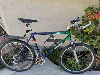 Trek mountain bike + helmet, locks and accessories 2