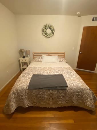 Bedroom with pvte bathroom in cool appartment in downtown Menlo park 3
