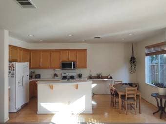 Private room (1200) available end of June, East Palo Alto 3
