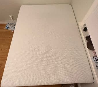 Like new: bed frame, mattress and pillows 2
