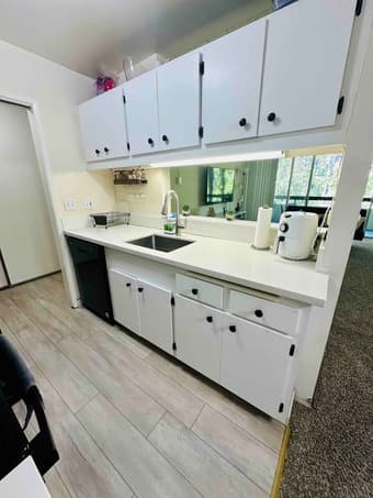 Room available with private bathroom at Menlo Park 1