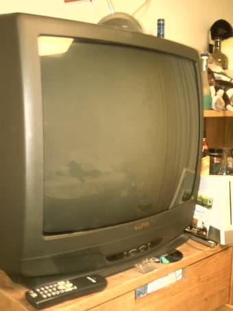 Selling a 26 inch Sanyo CRT TV 2