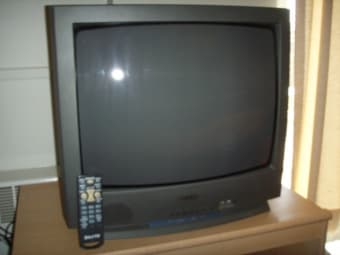 TV Sanyo - 20in (Perfect Condition) + Nice TV Stand - $40 3