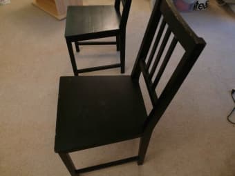 Solid wood dinning table and 2 chairs - 50$ 2