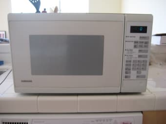 Samsung Microwave, White **VERY CLEAN** 1