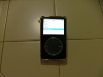 19'' LCD,  Ipod 30GB.  Laser Printer,  JBL Speakers,  TV Tuner, Router 1