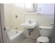 studio available in the summer ($ 1051 by moth) 3