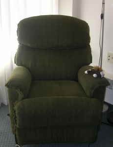 FANTASTIC RECLINER - incredibly comfortable - great shape - only 105$! 1