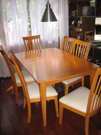 dining room table and chairs - $200 1