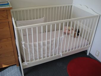 Cute white Baby Crib for sale 1