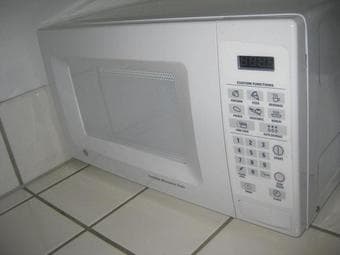 GE white microwave -- ($25 obo) 1
