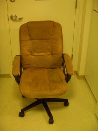 $25 Executive Chair, beige 1