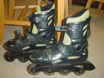 $15 - Kawasaki In-line Skate w/ protection gear and carrying bag 2