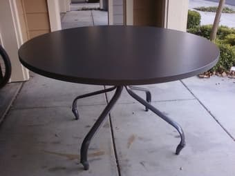 Sturdy round table 1
