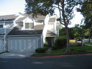 3 BR/ 2.5 BA, 1400+ sqft Two-Story Townhouse in Mt. View for Rent 1