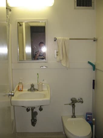 Highrise Apartment to sublet for Winter Quarter 1