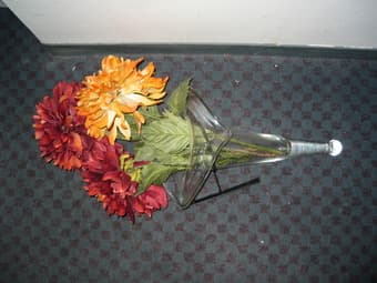 Wall-mountable glass flower holder 1