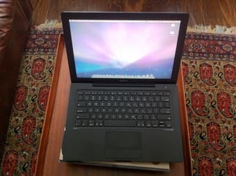 MacBook 13" Black 2GHz Intel Core 2 Duo/2GB RAM/160GB HD 3