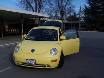 Yellow Volkswagen Beetle 1999 - $4200 1