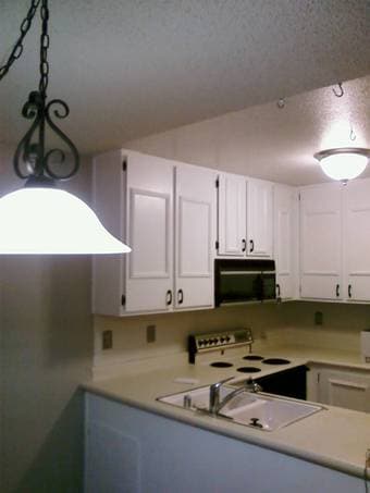 Beautiful 1 Bed/1 Bath Condo. $1295 Full Garage, Full laundry room 3