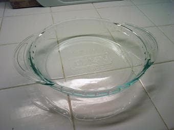 Pyrex Pie Dish / Kitchen Utensils 1