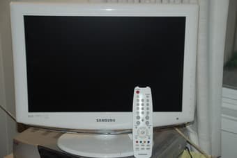 Samsung LCD TV - 19" 1