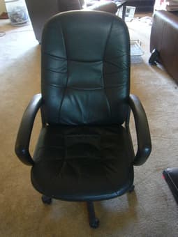 1 oversize executive leather chair - 50$ 1