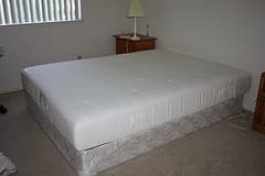 ultan queen mattress 6 month old - 200$ 2