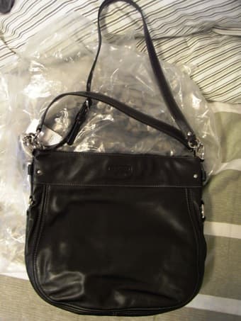 selling a Coach handbag, brand new 1