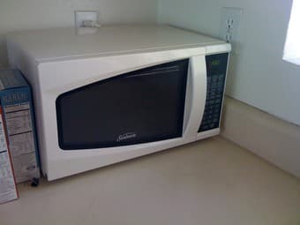 Microwave, lamps, vacuum cleaner, coffee machine $25 1
