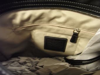 selling a brand new Coach handbag 2