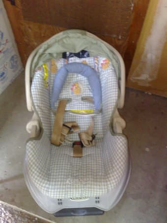 2 Graco infant carseats ($20 each) and 1 baby bathtub ($10) or $40 all 2