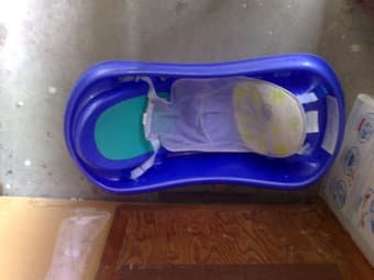 2 Graco infant carseats ($20 each) and 1 baby bathtub ($10) or $40 all 3