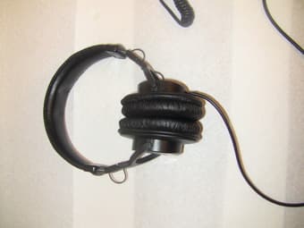 SONY MDR-V6 studio monitor headphones ($45) 1
