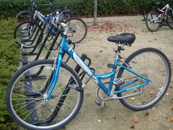Women's bike with lights and U-lock 1