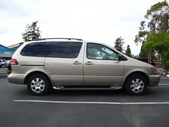 2001 Toyota Sienna LE Minivan 1