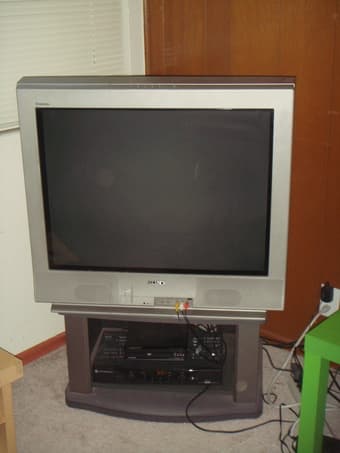 32" flat screen sony TV+ FREE tv stand! $25 1